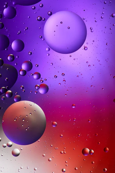 Abstract creative purple and red color background from mixed water and oil bubbles — Stock Photo