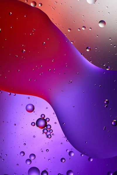 Bella texture astratta di colore viola e rosso da acqua mista e bolle d'olio — Foto stock