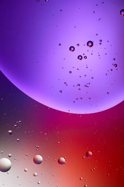 Bella texture astratta di colore viola e rosso da acqua mista e bolle d'olio — Foto stock