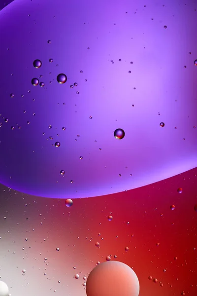 Belle texture abstraite de couleur pourpre et rouge des bulles d'eau et d'huile mélangées — Photo de stock