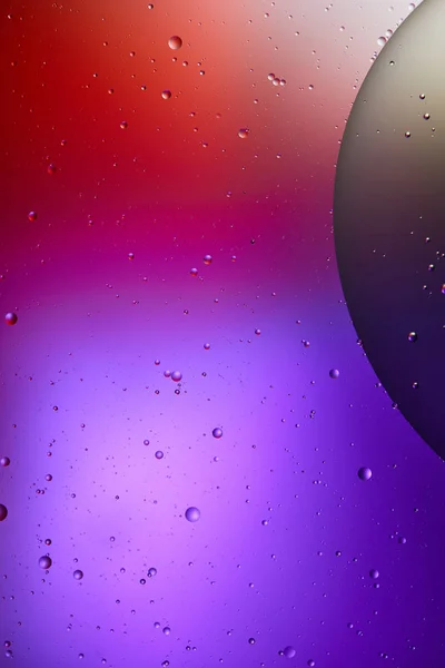 Texture abstraite de couleur pourpre et rouge des bulles d'eau et d'huile mélangées — Photo de stock
