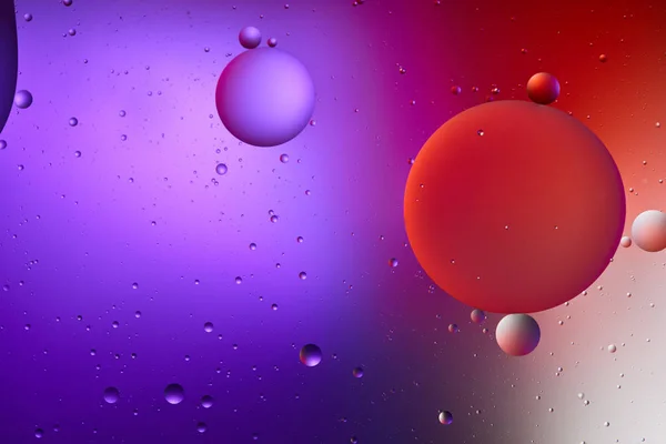 Abstrato textura de cor roxa e vermelha de água mista e bolhas de óleo — Fotografia de Stock