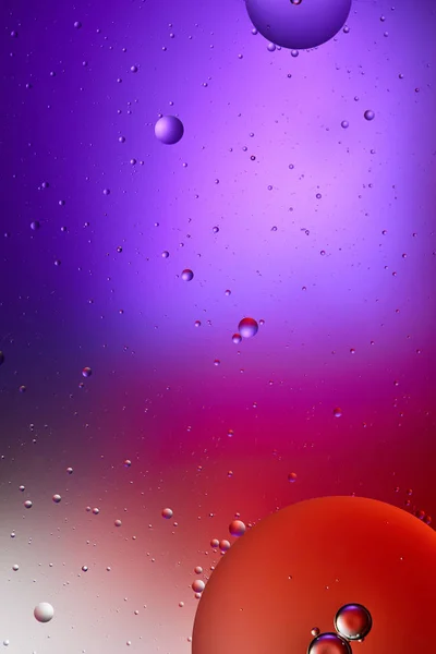 Texture abstraite de couleur pourpre et rouge des bulles d'eau et d'huile mélangées — Photo de stock