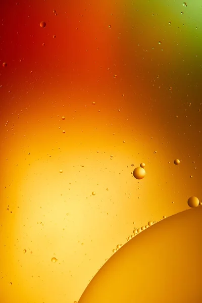 Couleur orange, rouge et verte fond abstrait de l'eau et de l'huile mélangées — Photo de stock