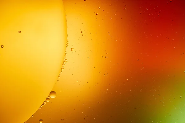 Красивый абстрактный фон из смешанной воды и масла в оранжевом, красном и зеленом цвете — стоковое фото