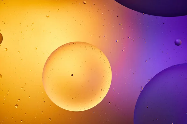 Оранжевый и фиолетовый цвета абстрактный фон из смешанной воды и масла — стоковое фото