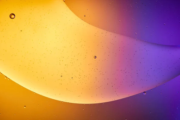 Hermoso fondo abstracto de color naranja y púrpura de agua mezclada y aceite - foto de stock