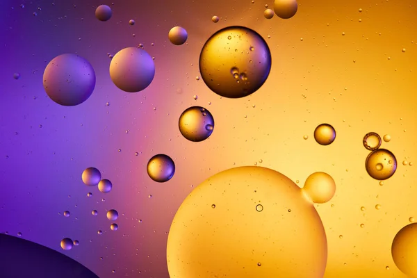 Orange und lila Farbe abstrakten Hintergrund aus gemischtem Wasser und Öl — Stockfoto