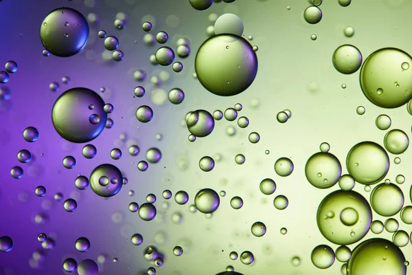 Beau fond abstrait de couleur violette et verte de bulles d'eau et d'huile mélangées — Photo de stock