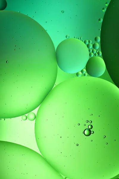 Fundo abstrato de água mista e óleo na cor verde — Fotografia de Stock