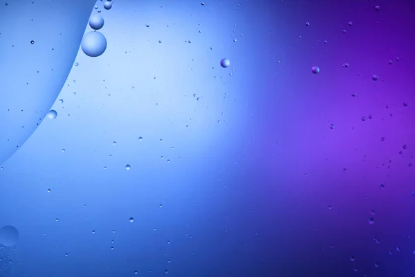 Beau fond abstrait bleu et violet de couleur de l'eau et de l'huile mélangées — Photo de stock