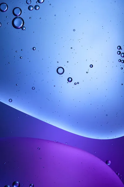 Abstrait bleu et violet fond de couleur de l'eau et de l'huile mélangées — Photo de stock