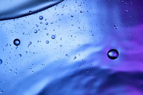 Beau fond abstrait de mélange d'eau et d'huile de couleur bleue et violette — Photo de stock