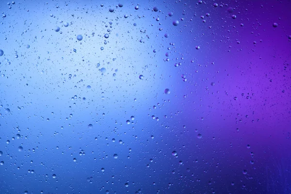 Beau fond abstrait de mélange d'eau et d'huile de couleur bleue et violette — Photo de stock