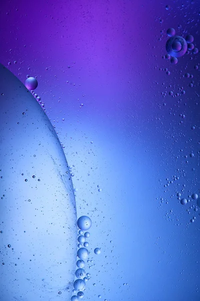 Beau fond abstrait de mélange d'eau et d'huile de couleur bleue et violette — Photo de stock