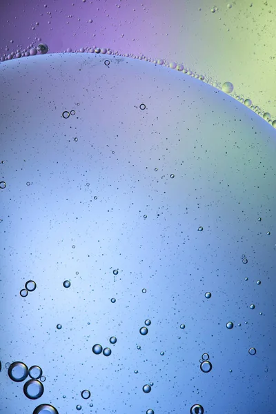 Schöner abstrakter Hintergrund aus gemischtem Wasser und Öl in hellblauer Farbe — Stockfoto