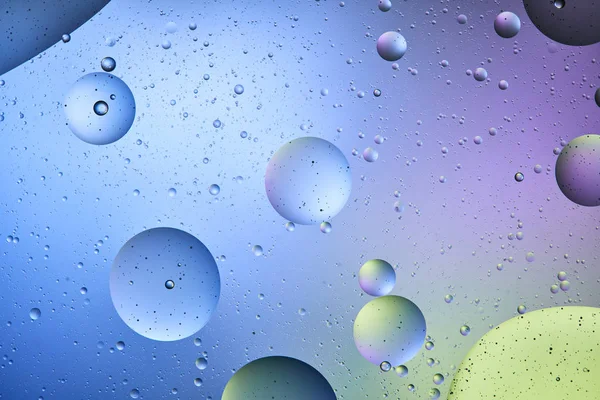 Синий, фиолетовый и зеленый цвета абстрактный фон из смешанной воды и масла — стоковое фото