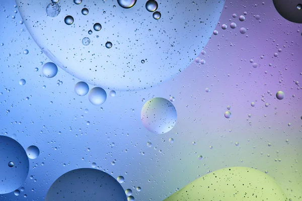Fond abstrait de mélange d'eau et d'huile de couleur bleue, violette et verte — Photo de stock