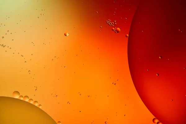 Beau fond abstrait de mélange d'eau et d'huile de couleur orange et rouge — Photo de stock