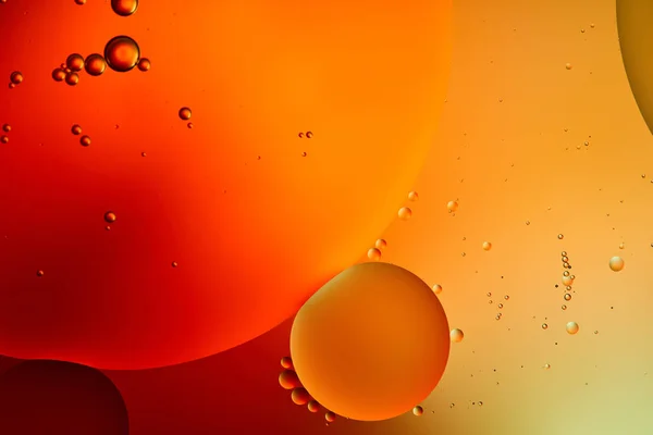 Beau fond abstrait de couleur orange et rouge de l'eau et de l'huile mélangées — Photo de stock