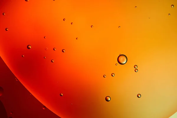 Hermoso fondo abstracto de agua mezclada y aceite en color naranja - foto de stock