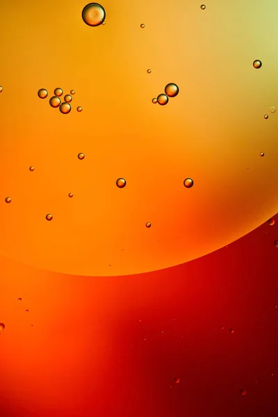 Fond abstrait de bulles d'eau et d'huile mélangées en rouge, orange et vert — Photo de stock