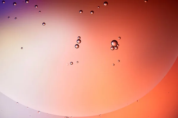 Fondo abstracto de agua mezclada y burbujas de aceite en color rojo - foto de stock