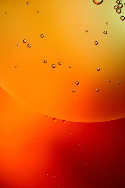 Fondo abstracto de agua mezclada y burbujas de aceite en color rojo - foto de stock