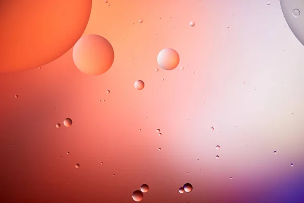Kreativer Hintergrund aus gemischten Wasser- und Ölblasen in roter und lila Farbe — Stockfoto