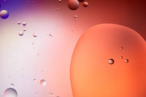 Beautiful abstract background from mixed water and oil bubbles in red and purple color — Stock Photo