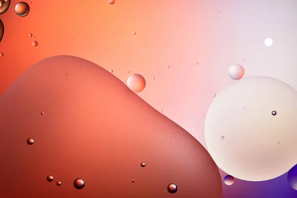 Fond abstrait créatif de bulles d'eau et d'huile mélangées de couleur rouge et violette — Photo de stock