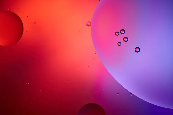 Cor rosa e roxo fundo abstrato de água mista e bolhas de óleo — Fotografia de Stock