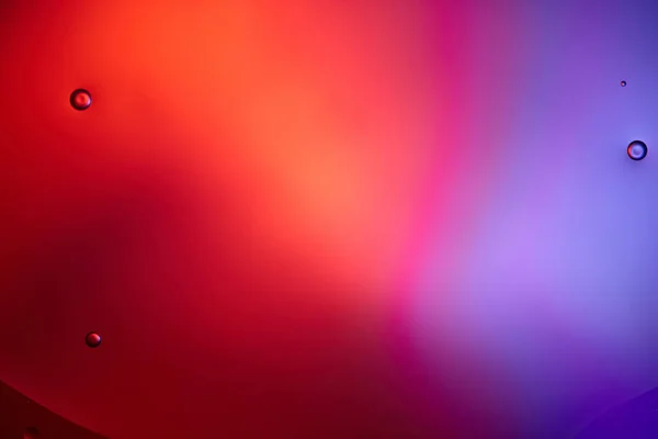 Fundo abstrato de água mista e bolhas de óleo na cor rosa e roxa — Fotografia de Stock