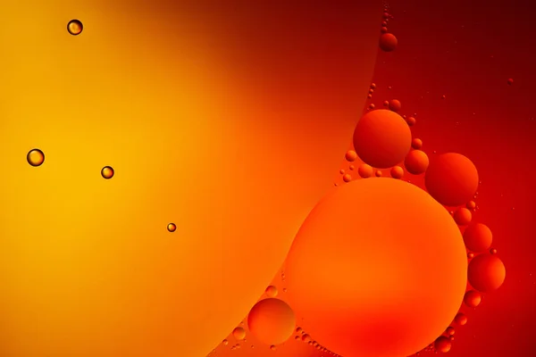 Schöner abstrakter Hintergrund aus gemischtem Wasser und Öl in oranger Farbe — Stockfoto