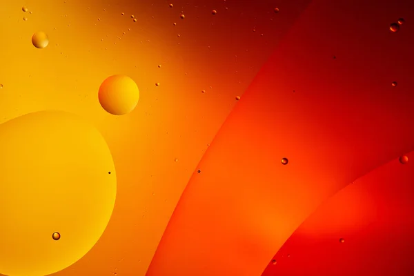 Абстрактный оранжевый и красный цвет фона из смешанной воды и масла — стоковое фото