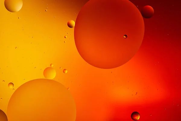 Абстрактный макро-оранжевый и красный фон из смешанной воды и масла — стоковое фото