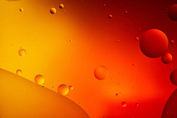 Креативний абстрактний оранжево-червоний кольоровий фон зі змішаної води та олії — стокове фото