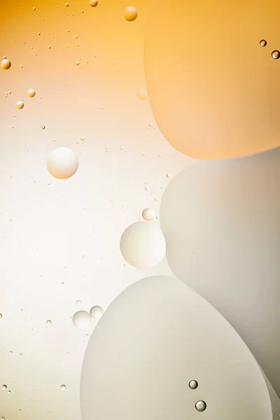 Світло-оранжевий і сірий кольоровий абстрактний фон зі змішаної води і олії — стокове фото