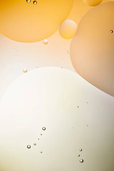 Прекрасний абстрактний фон зі змішаної води і олії в світло-оранжевому і сірому кольорі — стокове фото