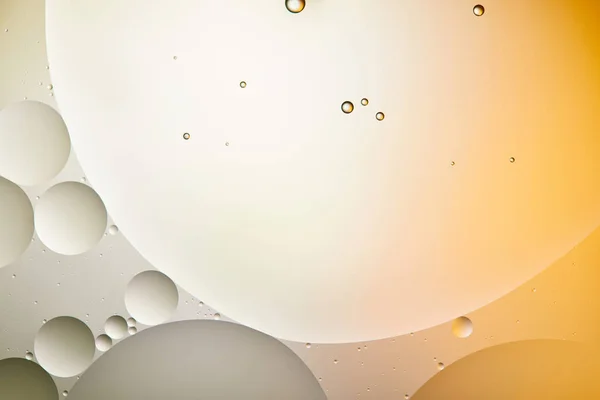 Красивий абстрактний світло-оранжевий і сірий кольоровий фон зі змішаної води і олії — стокове фото