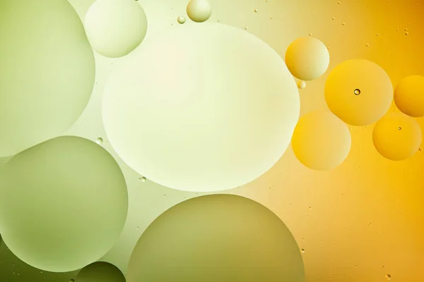 Macro abstraite fond de mélange d'eau et d'huile de couleur verte et orange — Photo de stock