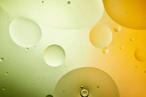 Fondo abstracto de agua mezclada y aceite en color verde y naranja - foto de stock