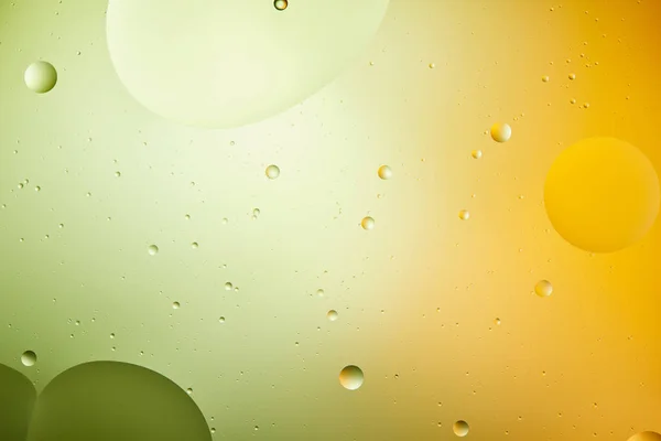 Hermoso fondo abstracto de agua mezclada y aceite en color verde y naranja - foto de stock