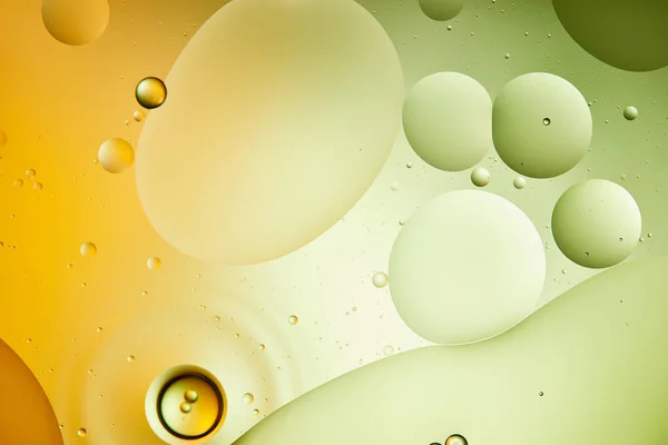 Schöner abstrakter Hintergrund aus Mischwasser und Öl in grüner und oranger Farbe — Stockfoto