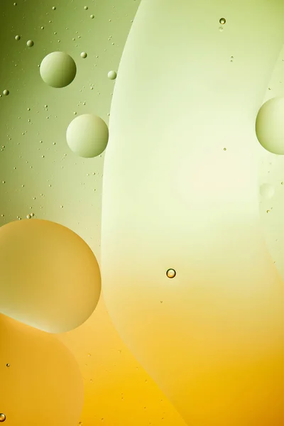 Beau fond abstrait de couleur verte et orange de l'eau et de l'huile mélangées — Photo de stock