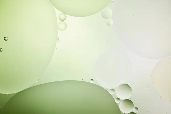 Schöne hellgrüne Farbe abstrakter Hintergrund aus gemischtem Wasser und Öl — Stockfoto