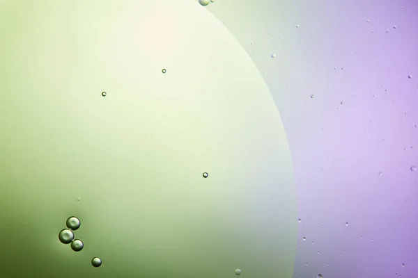 Fundo abstrato de água mista e óleo na cor verde claro e roxo — Fotografia de Stock