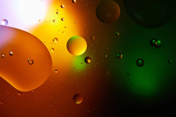 Hermoso fondo abstracto de agua mezclada y aceite en naranja y verde - foto de stock