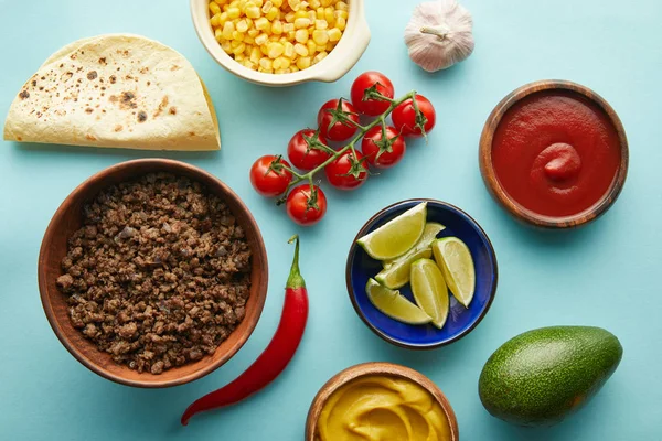 Vista dall'alto di ingredienti freschi per taco con carne su sfondo blu — Foto stock