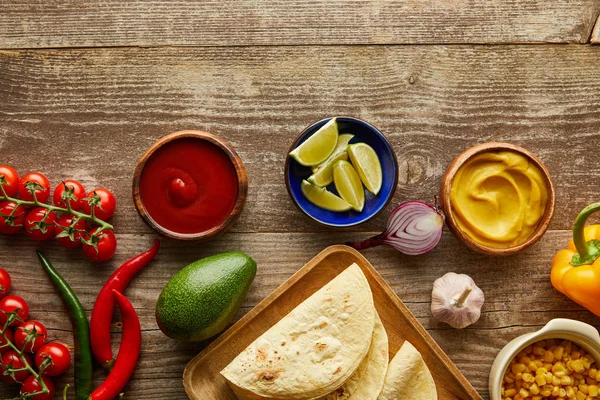 Vista dall'alto di ingredienti maturi per tacos su sfondo di legno — Foto stock